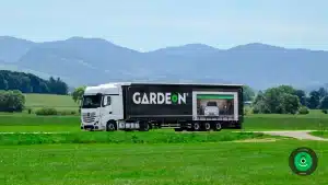 Kamion s nápisem Gardeon a obrázkem zahradního domku.