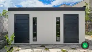 dveře a světlíky osazené do zahradního domku