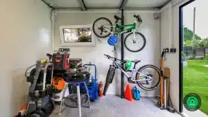 vn&uacute;tro z&aacute;hradn&eacute;ho domčeka s odložen&yacute;mi sezonn&yacute;mi vecami