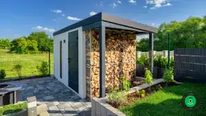 zahradní domek s malým přístřeškem na odkládání dřeva