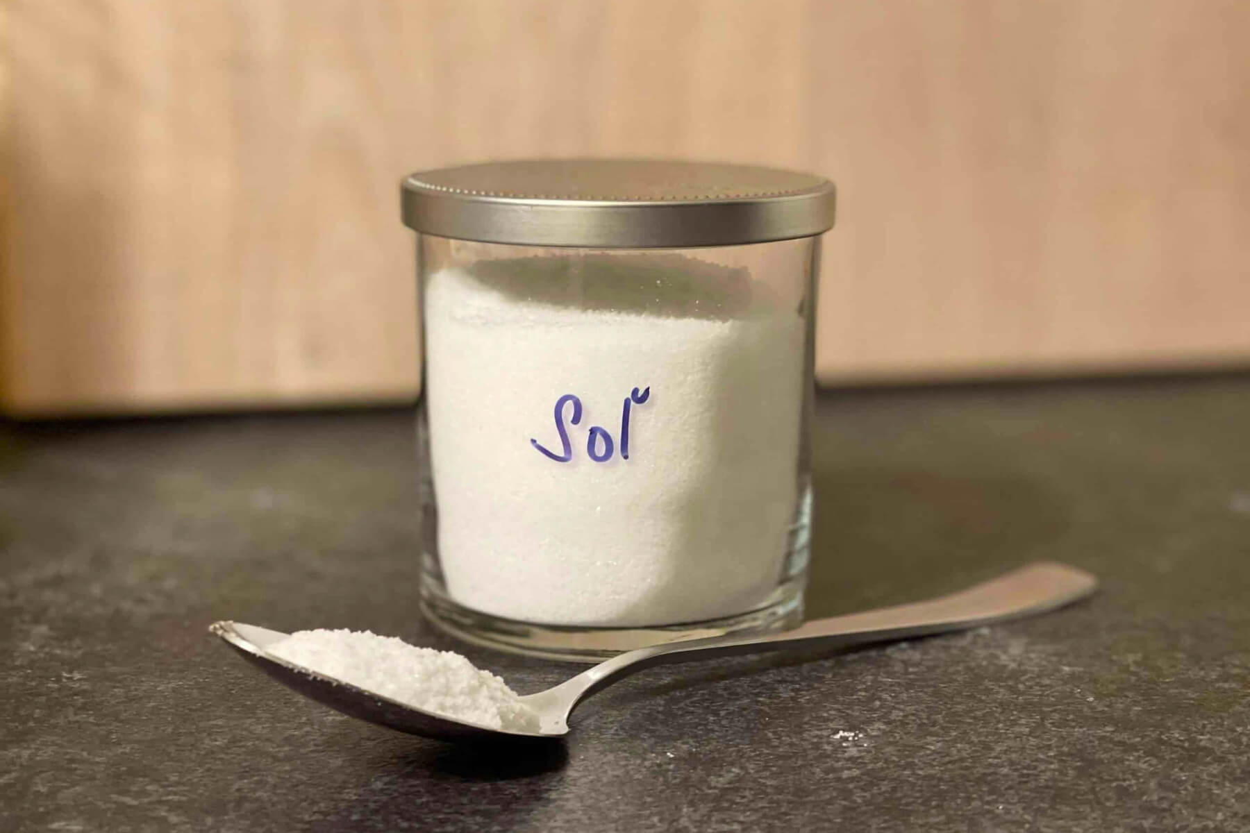 Sůl v nádobě a na lžičce.