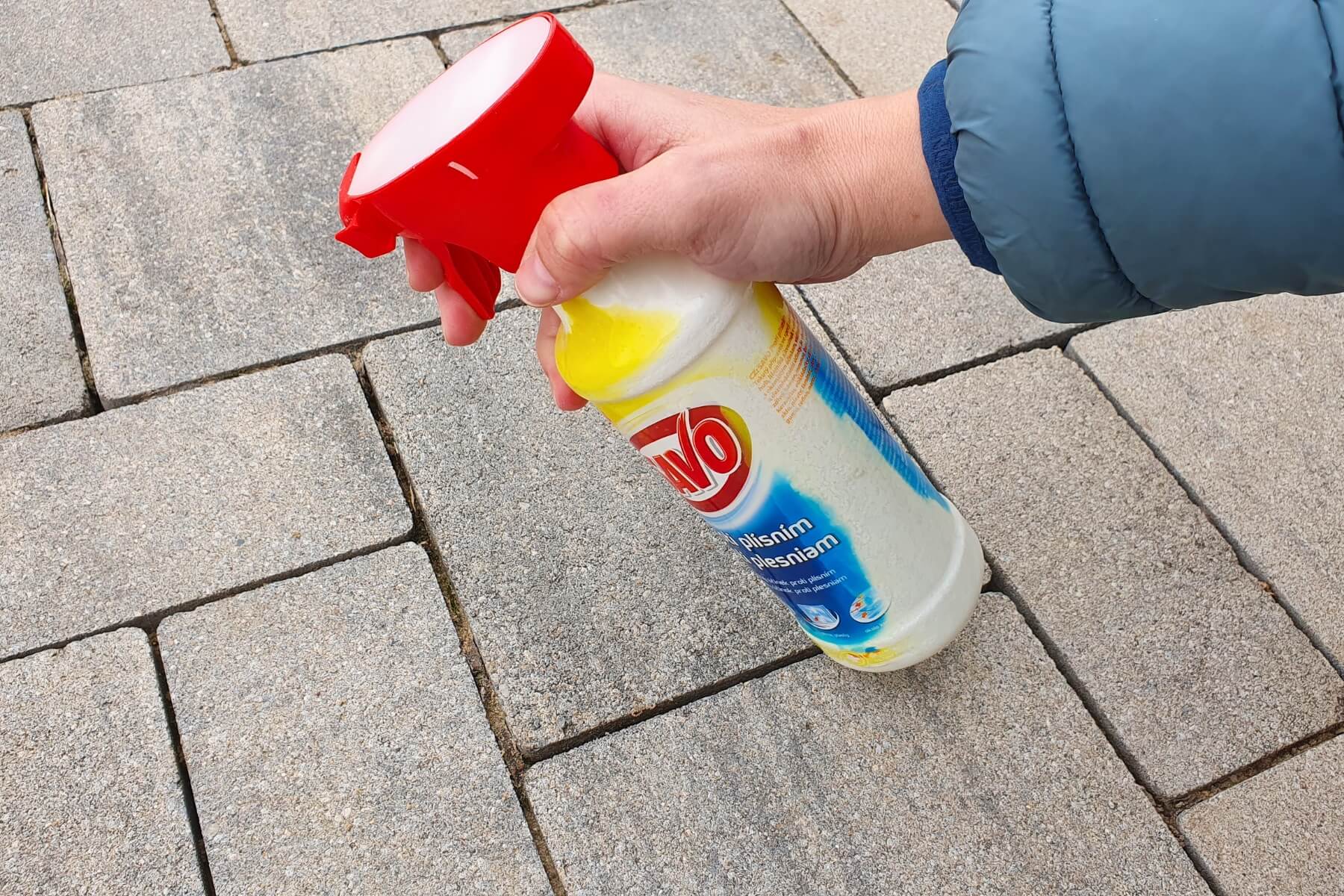 Aplikace sava proti plísním na zámkovou dlažbu.