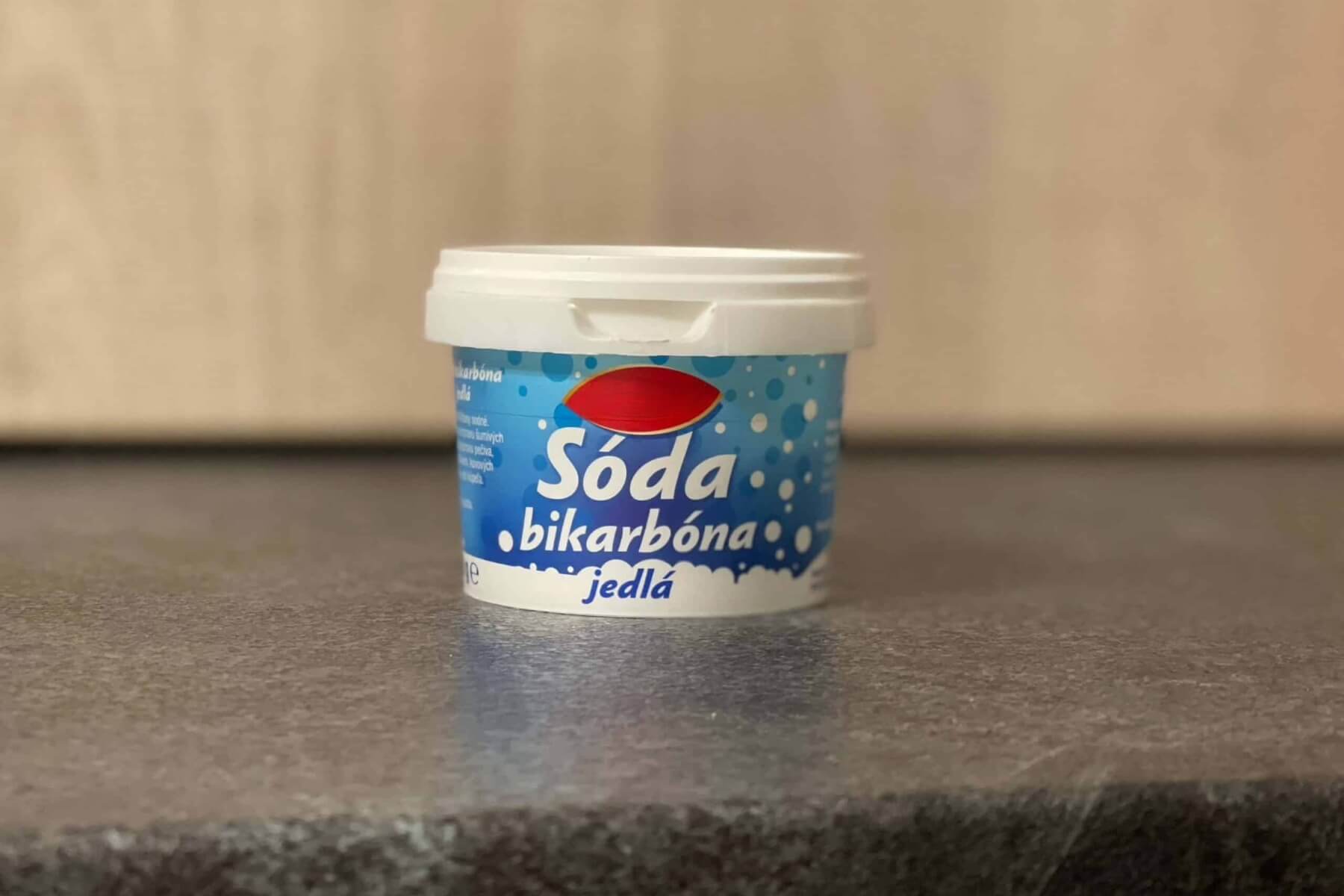 Nádoba se sodou bikarbonou na stole.