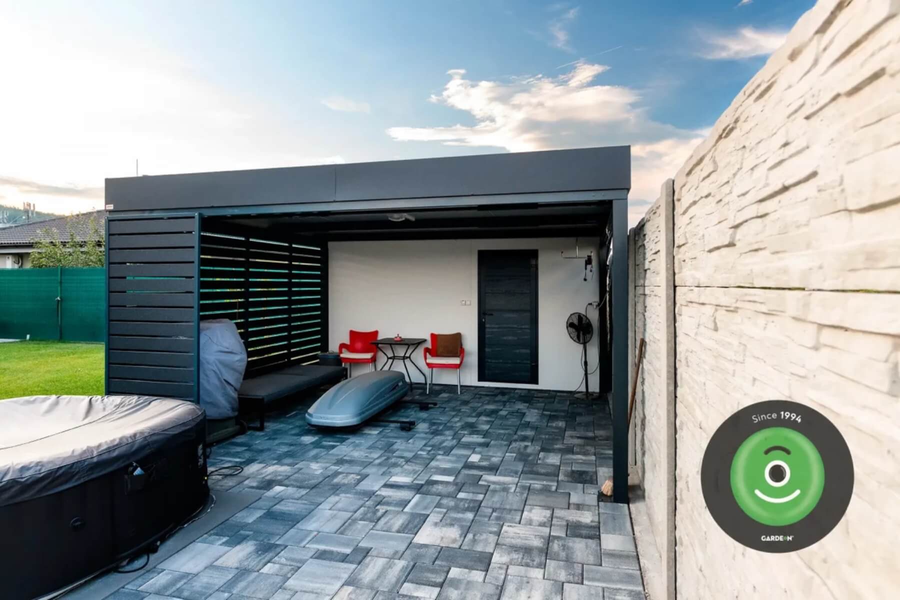 Zámková dlažba a přístřešek.