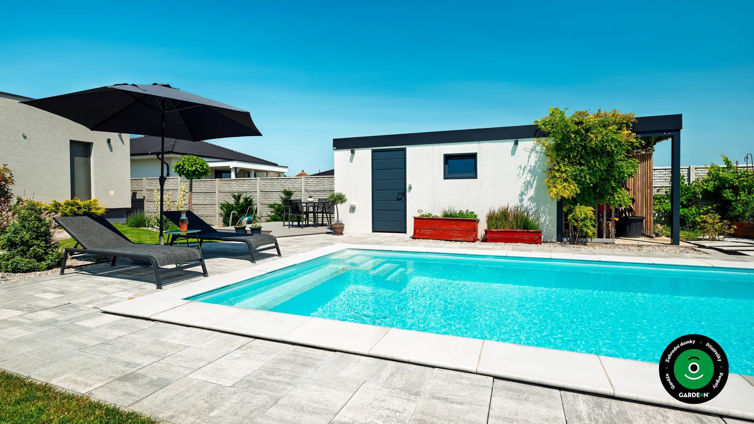 Prostorný bazén před zahradním domkem