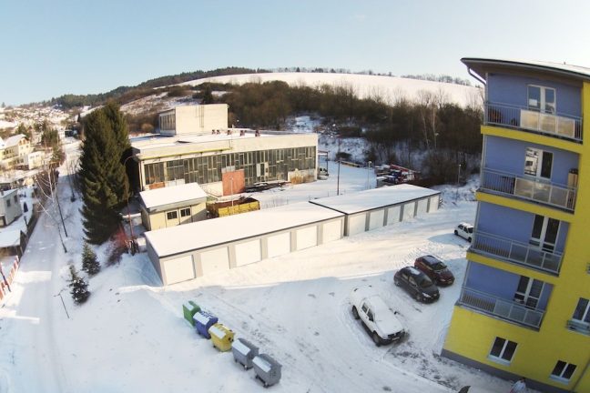 Radové garáže s pultovou strechou pri bytovke