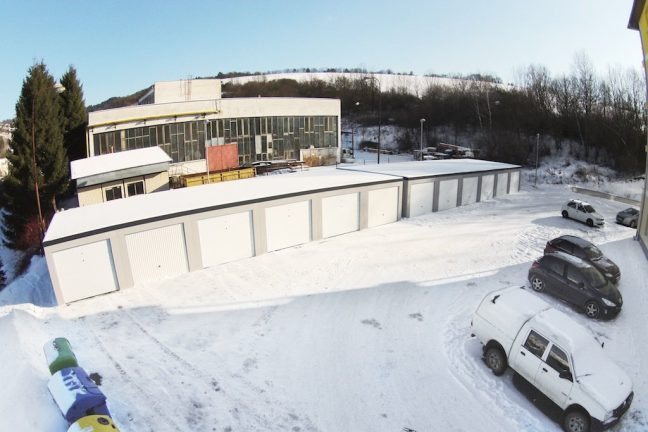 Radové garáže s bielou bránou