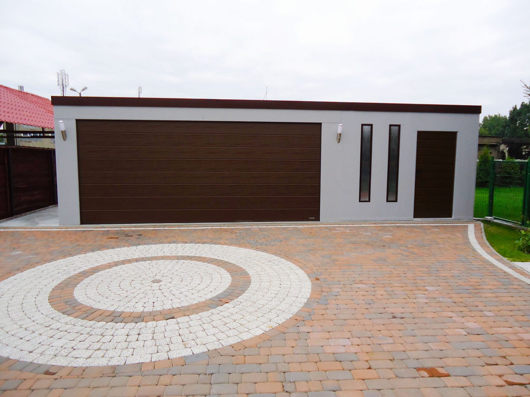 Moderná plechová garáž pre dve autá