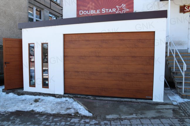 Montovaná stavba na mieru s garážovou bránou Hormann