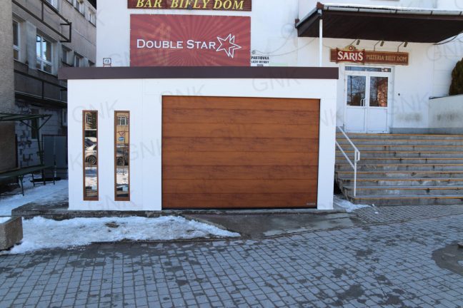 Garáž pre auto v bielej omietke s doplnkami vo farbe zlatý dub