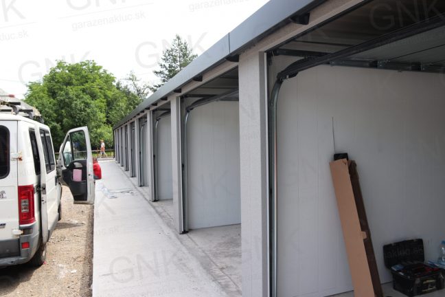 Montovaná radová garáž
