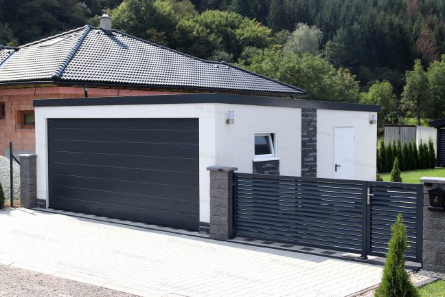 Garáž pre dve autá s antracitovou bránou pri dome s valbovou strechou