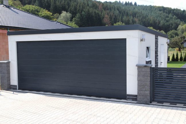 Dvojgaráž s antracitovou strechou a bielou omietkou