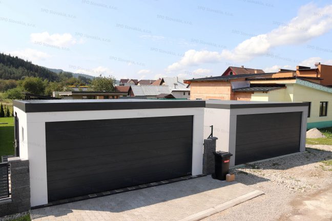 Montované garáže pre dve autá v bielej a svetlosivej omietke