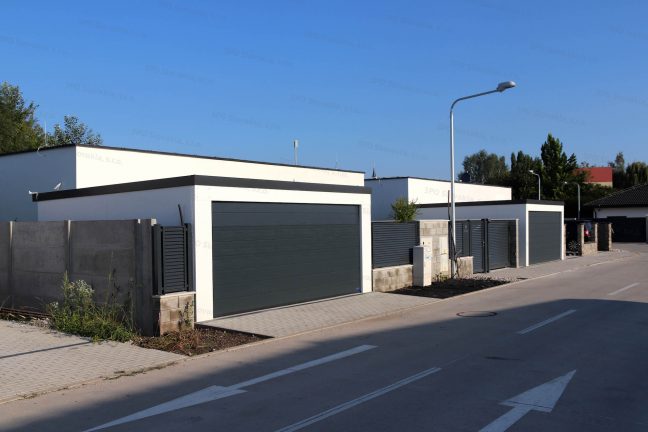 Dve garáže pre dve autá pri radovej zástavbe rodinných domov