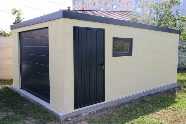 Jednogaráž v pieskovej omietke s garážovou bránou, bočnými dverami a oknom
