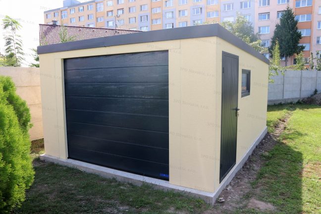 Garáž pre jedno auto v pieskovej omietke s antracitovou garážovou bránou