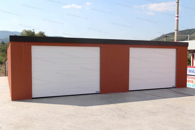 Garáž pre dve autá v tehlovej omietke s bielymi bránami Hormann