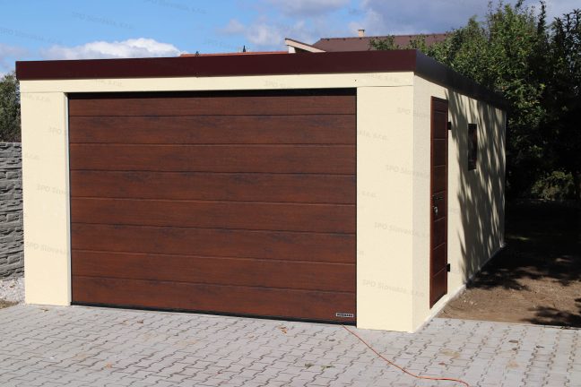 Garáž pre jedno auto v pieskovej omietke s bránou Hormann vo farbe tmavý dub
