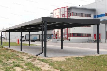 Veľký prístrešok na fajčenie v antracitovej farbe pri firme