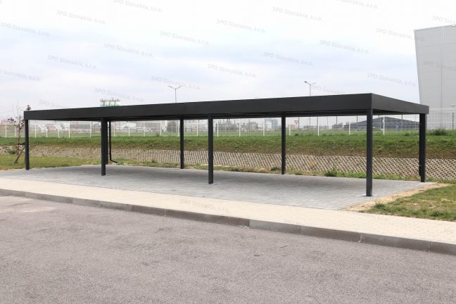 Dizajnový prístrešok s antracitovou strechou a stĺpmi vo farbe ral 7016