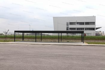 Montovaný prístrešok na fajčenie pri firme