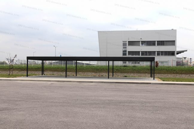 Montovaný prístrešok na fajčenie pri firme