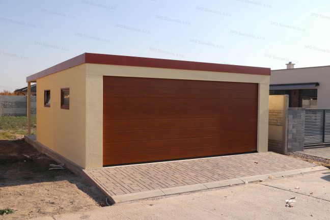 Moderná garáž pre dve autá v pieskovej omietke so širokou bránou Hormann
