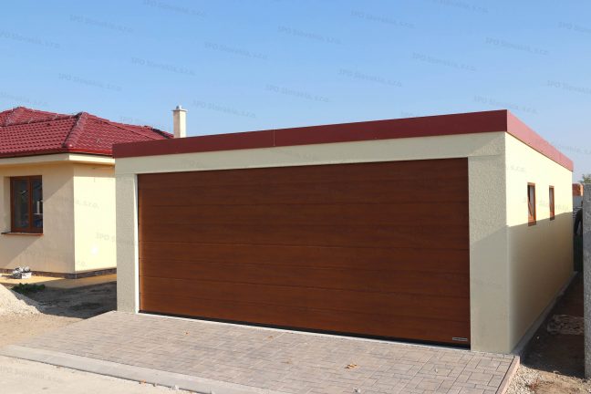 Garáž pre dve autá v pieskovej omietke s tehlovou strechou