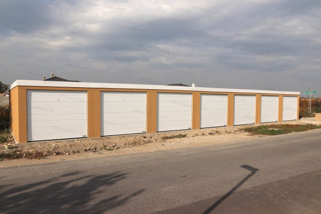 Moderná radovka pre 6 áut so strechou a bránami Hormann v bielej farbe