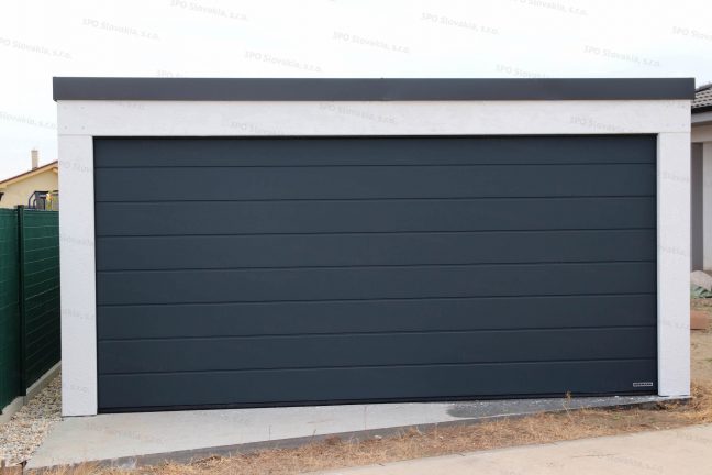 Moderná garáž pre dve autá s antracitovou strechou a bránou na ovládanie