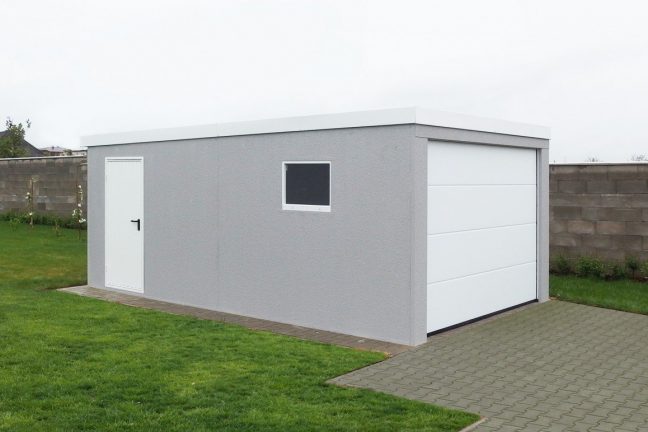 Svetlošedá garáž pre jedno auto s omietkou