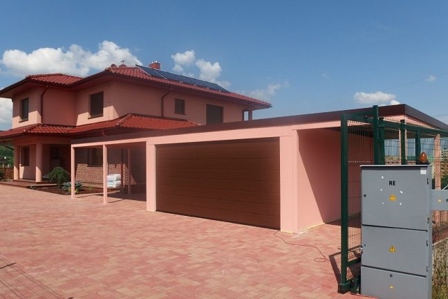 Plechová garáž s hotovou omietkou