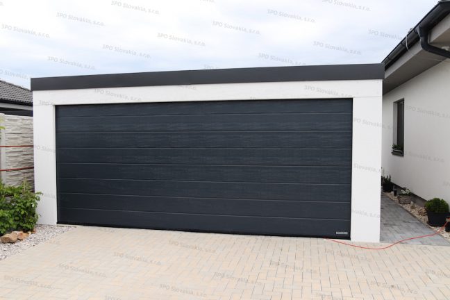 Montovaná garáž pre dve autá so širokou antracitovou bránou Hormann