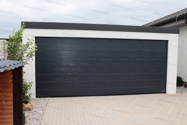 Garáž pre dve autá v bielej omietke s antracitovou garážovou bránou