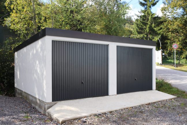 Garáž pre dve autá s dvoma antracitovými bránami