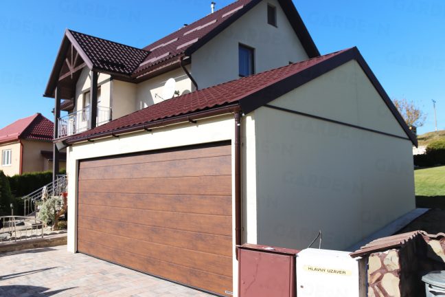 Garáž pre dve autá so sedlovou strechou v hnedej farbe