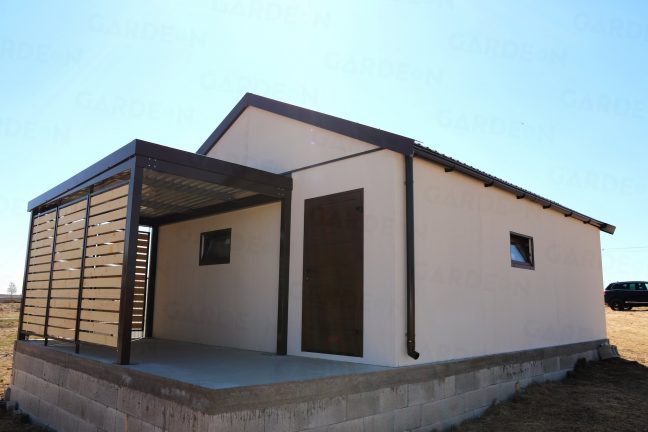 Garáž so sedlovou strechou pri pergole