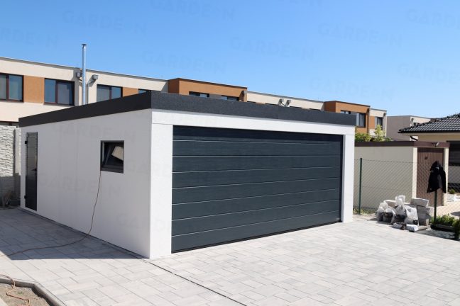 Garáž pre dve autá v bielej omietke