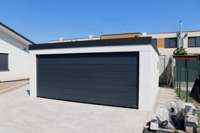 Montovaná garáž pre dve autá v bielej omietke