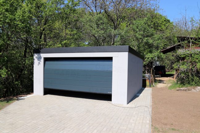 Garáž pre dve autá v sivej omietke