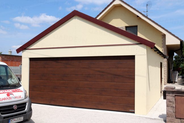 Garáž pre dve autá so sedlovou strechou