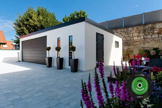 Květináče před garáži