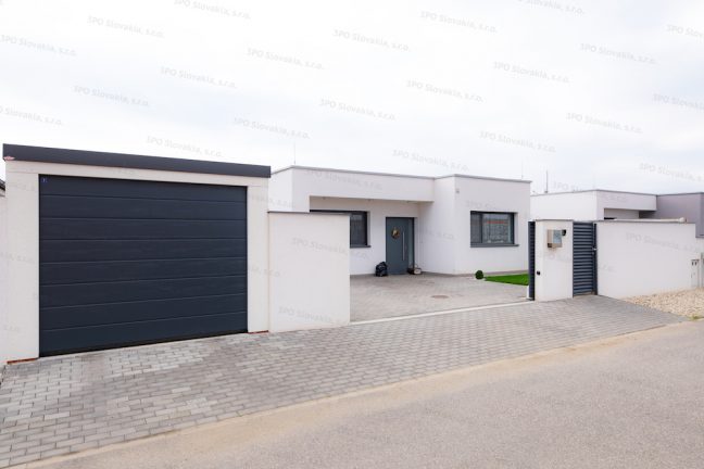 Montovaná garáž pre jedno auto pri modernom rodinnom dome