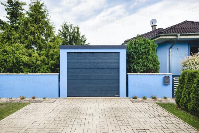 Garáž pre jedno auto zarovno plota