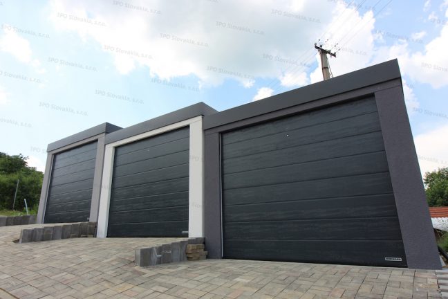 Tri jednogaráže v bielej, svetlo-sivej a tmavo-sivej omietke