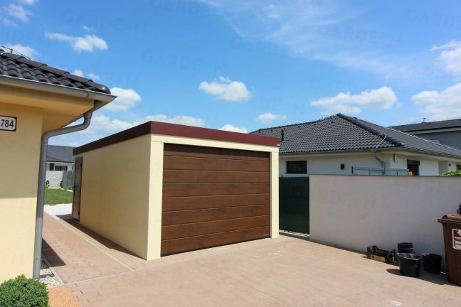 Garáž v pieskovej omietke