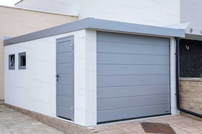 Montovaná jednogaráž GARDEON v bielej omietke s doplnkami vo farbe biely hliník