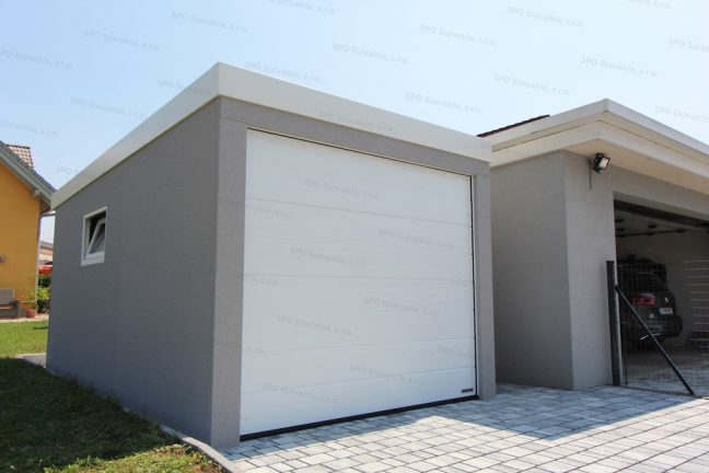 Jednogaráž GARDEON v svetlosivej omitke s bielou garážovou bránou Hormann