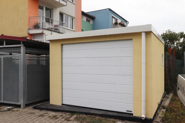 Jednogaráž s bielou segmentovou bránou Hormann